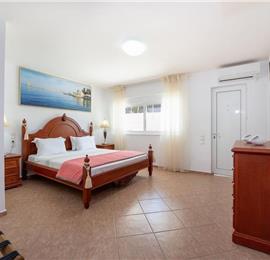 4 bedroom villa with pool close to beach on Akrotiri peninsula, sleeps 8